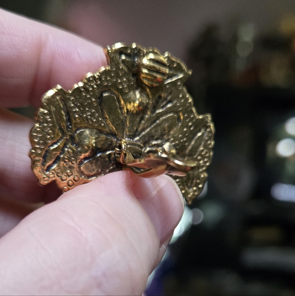 STUNNING vintage gold clip on gemstone shield earrings - Picture 7 of 7